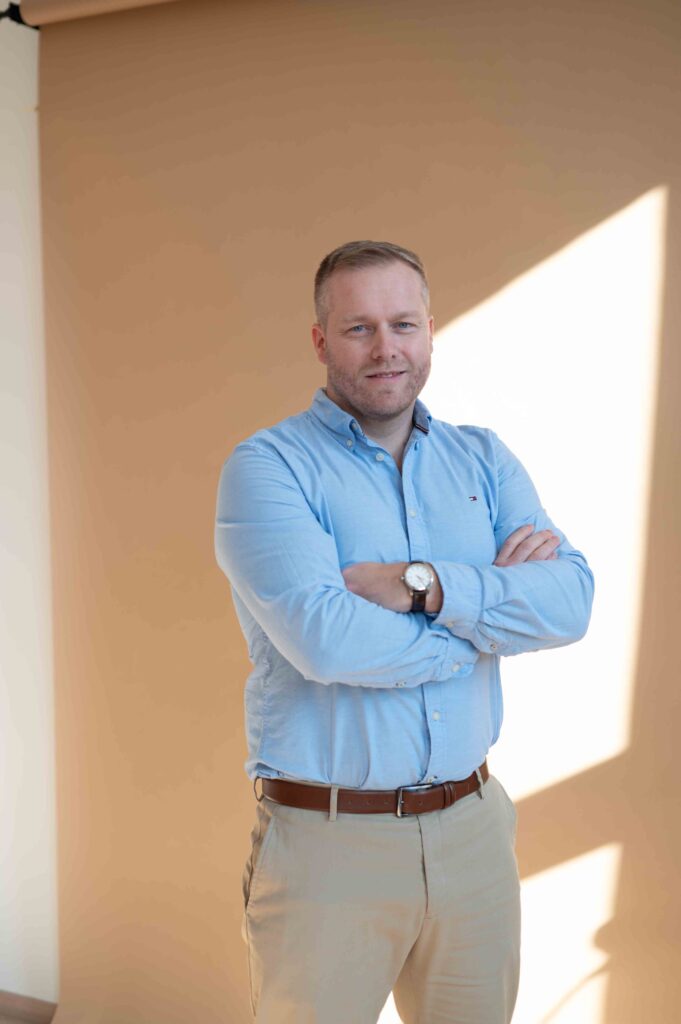Györe Norbert ingatlanügyintéző ingben