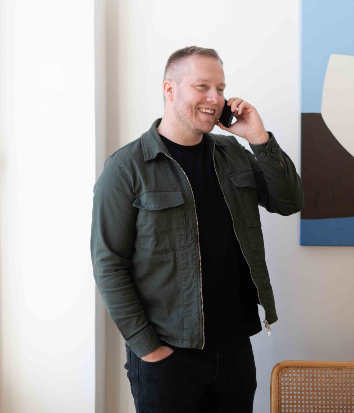 Györe Norbert budapesti ingatlanügynök telefonálás közben