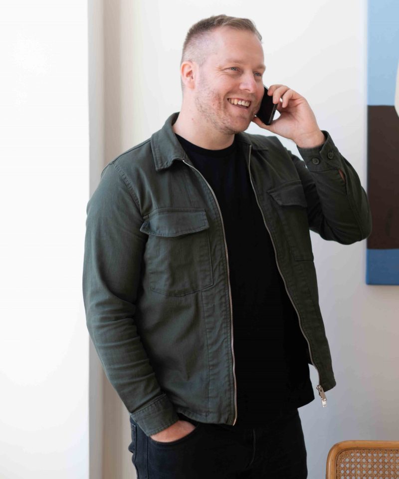 Györe Norbert budapesti ingatlanügynök telefonálás közben