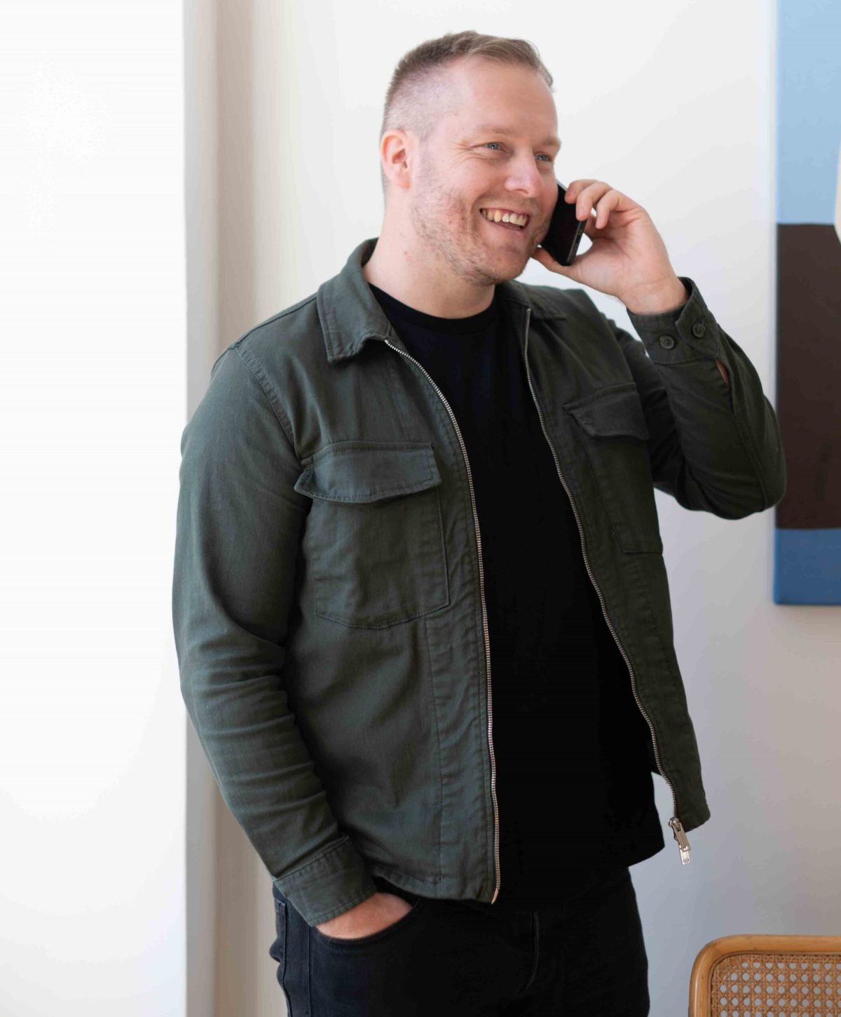 Györe Norbert budapesti ingatlanügynök telefonálás közben